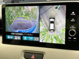 後方の映像に加えて車両周辺を上から見た表示も確認でき、駐車時の周囲確認を助けます。画面内のガイド表示も目安にしながら、後退時の安全確認を行いやすい装備です。