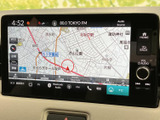 地図を画面いっぱいに表示し、周辺の道路や地名を確認できます。現在地を把握しながら目的地までの道順を調べられるため、初めて訪れる場所への移動や日々のお出かけにも便利です。