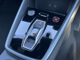 Audiのシフトレバーは、高級感と先進技術を反映したデザインが特徴です。オートマチックトランスミッションやデュアルクラッチトランスミッション(Sトロニック)を採用しております。