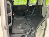後席を倒した状態では、床面が広がり、荷物の積み込みにも活用しやすい室内空間です。座席まわりのベルトや固定部も備わり、用途に合わせて使い分けできるのが魅力です。