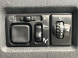 【電動格納ミラー】サイドミラーは電動格納式となっており、狭い駐車場でもキズがつくリスクを抑えられます。
