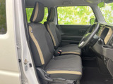 明るい窓から周囲を見渡しやすく、運転席と助手席は座面や背もたれに柄の異なるアクセントを配した仕立てです。足元もすっきりしており、乗り降りしやすい印象です。