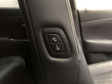 運転席や後席から助手席シートのスライド・リクライニング操作ができます。後部座席に座る人が乗り込みやすいよう運転席から空間を広げてあげられる優しさのスイッチです。