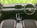 前席まわりは視界が広く、運転席から前方を見渡しやすいレイアウトです。座席や足元もすっきりまとまり、助手席に乗る方にも落ち着いて過ごしていただける室内空間です。