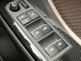 ドア側にはミラー調整やウインドウ操作のスイッチがまとまり、運転席から手を伸ばして操作できます。各席の窓を扱える配置で、乗員の乗り降りや日々の利用にも便利です。