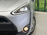 【LEDヘッドライト】悪天候や夜間走行時も良好な視界を確保し安心して運転できる高輝度LEDヘッドライトを装備!点灯速度が早く、消費電力も抑えられています。