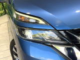 【LEDヘッドライト】悪天候や夜間走行時も良好な視界を確保し安心して運転できる高輝度LEDヘッドライトを装備!点灯速度が早く、消費電力も抑えられています。