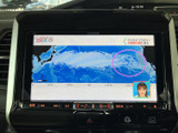 情報番組などを画面に表示でき、停車中の待ち時間にも活用いただけます。映像や案内を見やすい大きさで確認でき、車内で過ごす時間に役立つ装備です。