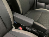 【アームレスト】運転席には、長距離ドライブに優しいアームレストが装備しています。