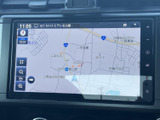 地図画面には周辺道路や施設名が表示され、現在地の目安を確認しながら目的地へ向かえます。縮尺表示や検索メニューも見やすい位置にあり、移動時の確認に役立ちます。