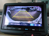 ガイド線表示機能付きのバックカメラで、バックでの車庫入れも安心です。