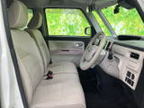 明るい色合いのシートと大きな窓で、運転席まわりに開放感があります。前方や左右を見渡しやすいレイアウトで、毎日の移動も落ち着いて過ごせる室内です。