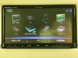 オーディオ画面にはFM・AMやUSB、Bluetooth Audioなどの選択肢が並び、使いたい音源を選びやすい表示です。画面下にも操作項目が整理され、日常の移動をサポートします。
