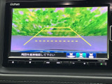 後方の映像に加えて目安となるガイド線が表示され、駐車時に周囲や車両の位置を確認する際に役立ちます。切り返しや車庫入れの場面で、目視と併せて活用できます。