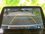 後方確認をサポートするモニター画面。駐車時の安全性を高め、狭い場所でもスムーズな操作を可能にします。ガイドライン表示で、より安心して駐車できます。