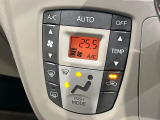 【オートエアコン】一度お好みの温度に設定すれば、車内の温度を検知し風量や温度を自動で調整。暑い&hellip;寒い&hellip;と何度もスイッチ操作をする必要はありません。快適な車内空間には必須の機能ですね♪