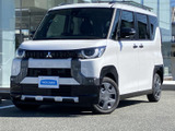 角張ったフロントまわりと高めの車体が、頼もしさを感じさせる印象的な佇まいです。白いボディに黒いバンパーが映え、各部のコントラストが際立ちます。夜間もライトの存在感が目を引きます。