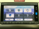 DVDやCD、ラジオ、テレビ、iPod、SDなどの選択肢が画面に並び、聴きたい音源を選びやすい構成です。電話や設定、ルートのメニューもまとめて表示され、日常使いに便利です。
