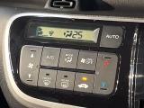 【オートエアコン】一度お好みの温度に設定すれば、車内の温度を検知し風量や温度を自動で調整。暑い&hellip;寒い&hellip;と何度もスイッチ操作をする必要はありません。快適な車内空間には必須の機能ですね♪