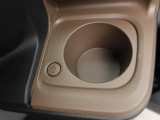 カップホルダーは運転席や助手席からちょうど手の届く位置です!!
