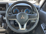 手元に複数のスイッチを備え、運転姿勢を大きく変えずに各種操作へアクセスしやすい構成です。メーターとの位置関係も自然で、視線移動を抑えやすい配置です。