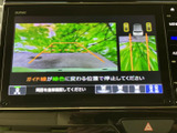 後方の映像に加えてガイド線も表示され、駐車時に車両と周囲の位置関係を確認する助けになります。画面が複数の表示に分かれており、後退時の安全確認をサポートする便利な装備です。