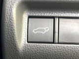 【パワーバックドア】スマートキーや運転席のボタンを押すだけでリアゲートが自動で開閉します!荷物を持っている時や、高い位置にあるバックドアを閉める際に便利な機能です♪