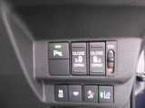 両側電動スライドドアです。運転席やキーレスから開閉が出来てとても重宝します。