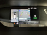 後方や周囲の状況を画面で確認でき、駐車時の周辺確認をサポート。表示がまとまっているため、必要な情報をひと目で把握しやすい装備です。