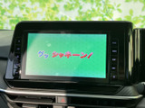 色鮮やかな映像が表示され、停車時にテレビや映像を視聴できます。画面を通して番組内容を確認でき、車内で過ごす待ち時間にも活用しやすい装備です。