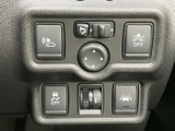 用途の異なるスイッチがまとまって配置され、表示や形状を見分けやすいのがポイントです。必要な機能を手元で選びやすく、日常の運転をサポートする装備です。