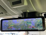 後方の映像に加えて距離の目安となるガイド線が表示され、駐車時の周囲確認をサポートします。画面が見やすい位置にあり、バック時の確認をしやすい装備です。