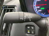 レバーにはAUTOなどの表示があり、設定項目を目で確認しやすい仕様です。運転席から手元で扱える位置にまとまり、天候の変化に合わせた操作に役立ちます。