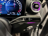ステアリングボタンは、使いやすいデザインでございます。ステアリング付近のレバーや、ステアリングボタンで追従機能の操作も可能でございます。