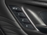 運転席のパワーシートは3名様分までメモリー機能付きです。