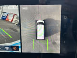 車両後方の映像に加えて上方から見た表示も確認でき、駐車時の周囲確認に役立ちます。ガイド線も表示されるため、後退時の位置合わせをサポートする便利な装備です。