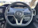 手元に各種スイッチが配置され、運転姿勢を大きく変えずに必要な操作へアクセスしやすい設計です。メーターやナビ画面も視線の先にまとまり、日常の運転をサポートします。