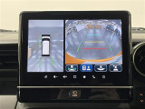 【全方位モニター】自車周辺をぐるりと俯瞰できるカメラで危険を察知。上空からの映像で自動車や障害物の位置が詳細に確認できるので、狭い駐車場でも安心して駐車できますね。