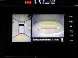パノラミックビューモニターを装備。駐車場や交差点でクルマを真上から見るように周囲を確認できます。機能の詳細は販売店スタッフまでおたずねください。