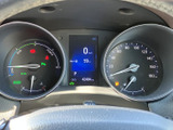 左右のメーターと中央のディスプレイに情報が整理され、運転中も必要な表示を確認しやすい構成です。速度や走行距離などをひと目で把握しやすく、視認性にも配慮されています。