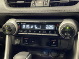 左右独立温度コントロールフルオートエアコンです。運転席、助手席それぞれで独立して温度設定ができます。冷え性の方が乗っても安心ですね♪