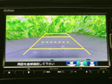 後方の映像にガイド線が重なり、駐車時に車両と周囲の位置関係を把握する目安になります。画面の案内に沿って、周囲を直接確認しながらバック操作をサポートします。