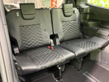 左右に並ぶシートとそれぞれのヘッドレストで、後方の席にも複数人が座れる空間を確保。背もたれや座面に厚みがあり、同乗者にもくつろいでいただけます。