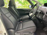 前席はゆったりとした座面とヘッドレストを備え、運転席と助手席で落ち着いて過ごせる空間です。前方や側方の窓から光が入り、視界の広がりも感じられます。シートの形状もご確認ください。