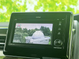 停車中にテレビ映像を楽しめるモニターを備え、画面表示も見やすい配置です。休憩時間のひとときにも活用でき、車内で過ごす時間をより快適に演出します。