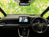 運転席まわりは視界が広く、前方から左右の様子まで確認しやすい配置です。画面やメーターも目に入りやすく、乗り込んだ際に周囲を見渡しやすい落ち着いた空間です。