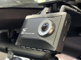 車内にカメラ型の機器が備わり、記録用の装備として日々の運転をサポートします。ボタン類や接続端子も本体にまとまり、必要な際に確認しやすいシンプルな構成です。