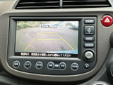 画面に車両後方の映像とガイド線が表示され、駐車時に後方の状況を確認する目安になります。周囲を直接確認する動作と組み合わせて、車庫入れや駐車をサポートします。