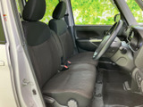 前席は視界が開けており、運転席と助手席の間にもゆとりを感じる空間です。落ち着いた色合いのシートで、座面や背もたれの形状も確認できます。乗り降りしやすい開口部で、毎日の利用にも便利です。