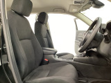 広い足元にゆったり座れるシートには肘掛けも装備しており長距離の運転でも疲れにくくなってます。